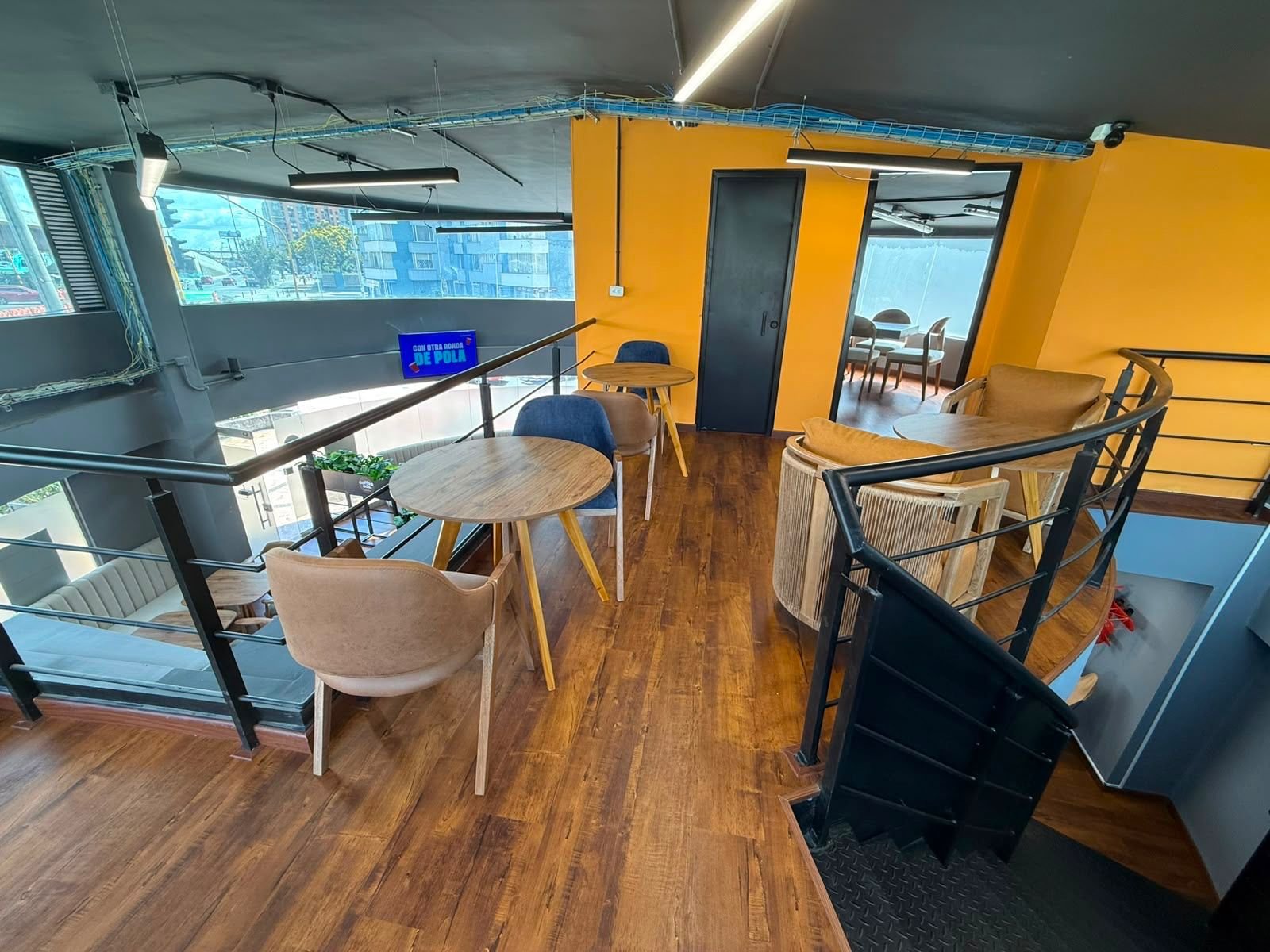Mezzanine del espacio de coworking con vista a la calle