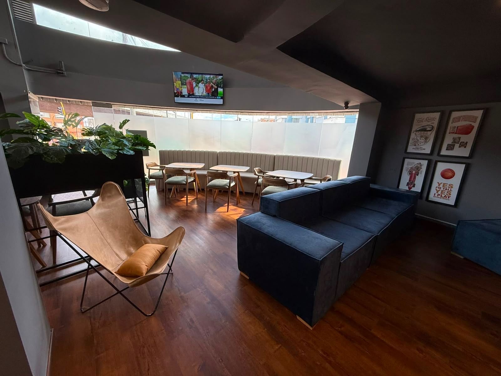 Zona social con sofás para descansar en el coworking