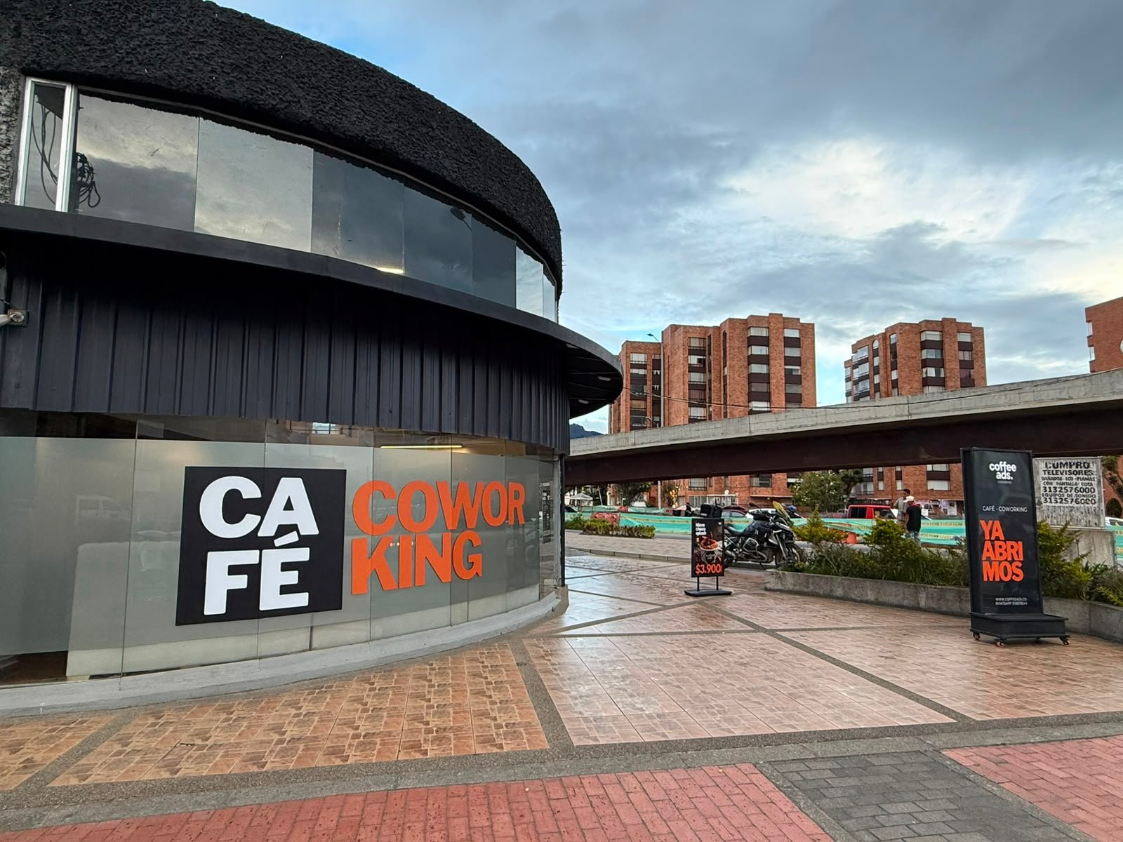 Fachada y letrero de Coffee Ads Coworking en Bogotá