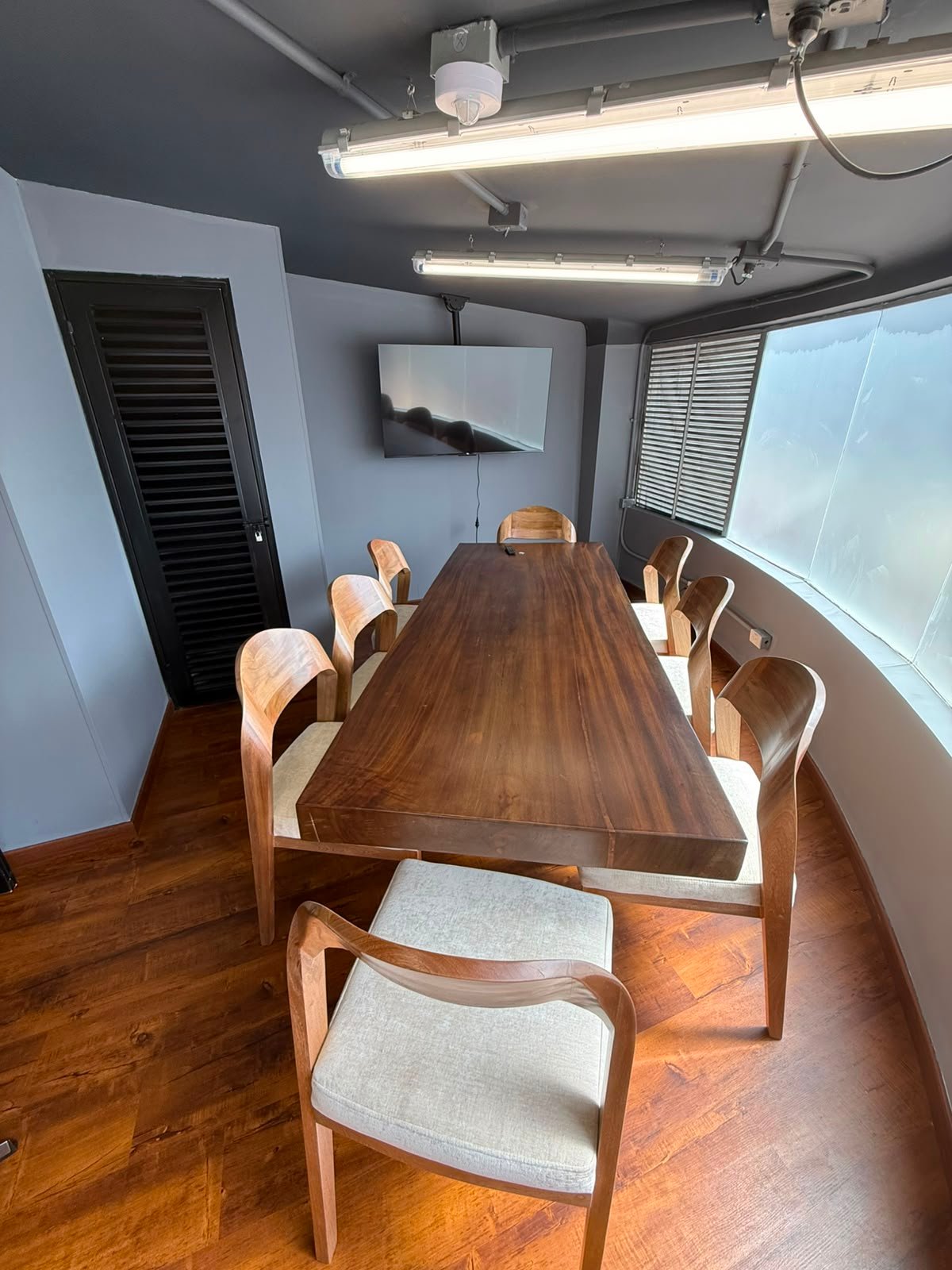 Sala de juntas equipada para reuniones en Coffee Ads Coworking