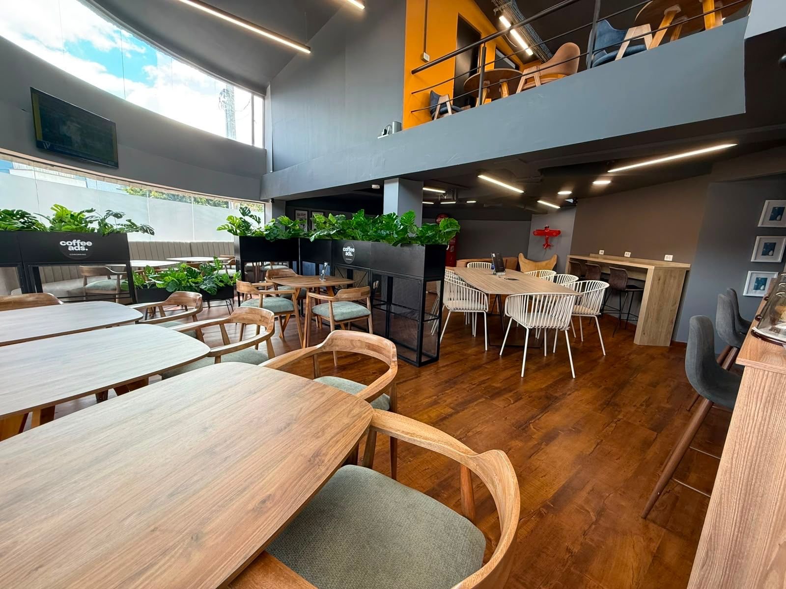 Zona principal de café y coworking en Coffee Ads Bogotá