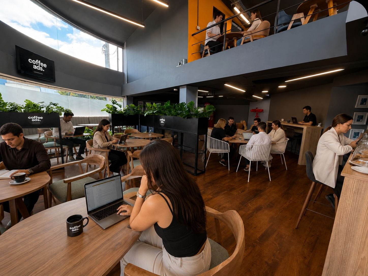Personas trabajando en Coffee Ads Coworking, espacio de coworking y café en Bogotá